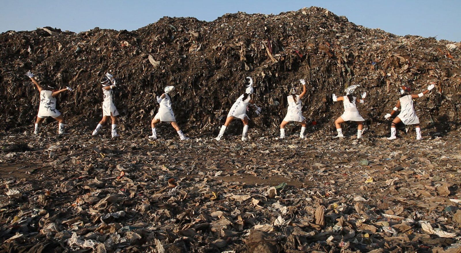 Tejal Shah, 'Between the Waves - Landfill Dance,' HD Video, 2012. Courtesy of the artist, Barbara Gross Galerie, Munich, and Project 88, Mumbai.